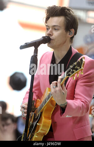 New York City. 9th May, 2017. Harry Styles performs on NBC's 'Today' at Rockefeller Plaza on May 9, 2017 in New York City. | Verwendung weltweit/picture alliance Credit: dpa/Alamy Live News Stock Photo