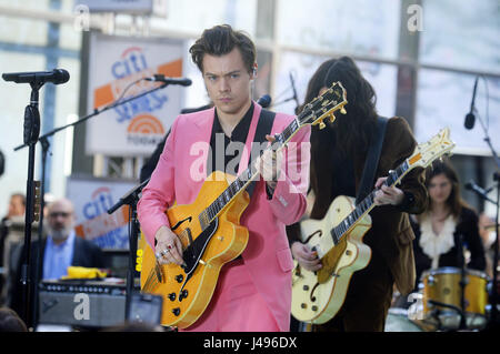 New York City. 9th May, 2017. Harry Styles performs on NBC's 'Today' at Rockefeller Plaza on May 9, 2017 in New York City. | Verwendung weltweit/picture alliance Credit: dpa/Alamy Live News Stock Photo