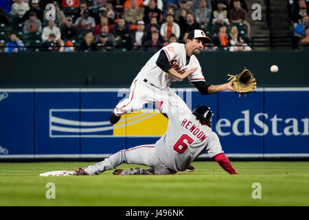 Baltimore, Maryland, USA. 09th May, 2017. Washington Nationals third baseman Anthony Rendon (6) steals second during MLB game between Washington Nationals and Baltimore Orioles at Oriole Park at Camden Yards in Baltimore, Maryland. Credit: csm/Alamy Live News Stock Photo