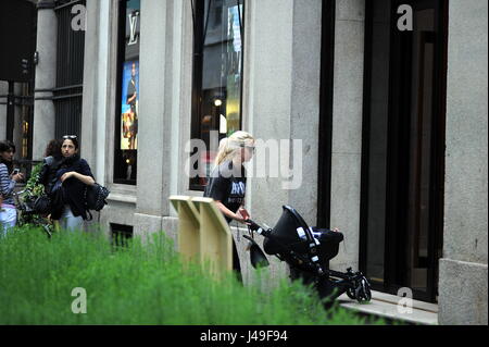 Milan, Wanda Nara shopping center with baby and driver Wanda Nara comes to  the center together with little Isabella and after being GUCCI she also  joins the LOUIS VUITTON boutique for shopping.