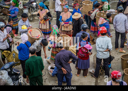 BAC HA, VIETNAM - CIRCA SEPTEMBER 2014:  Crowd bargaining and trading livestock  Bac Ha sunday market, the biggest minority people market in Northern  Stock Photo