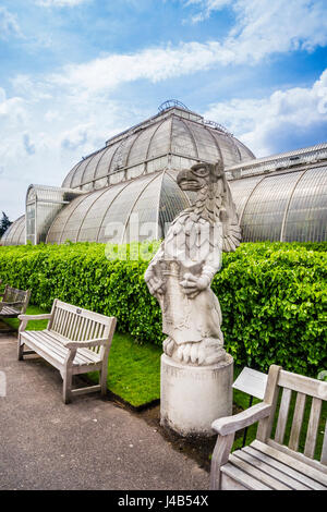 Queens beasts kew garden hi-res stock photography and images - Alamy