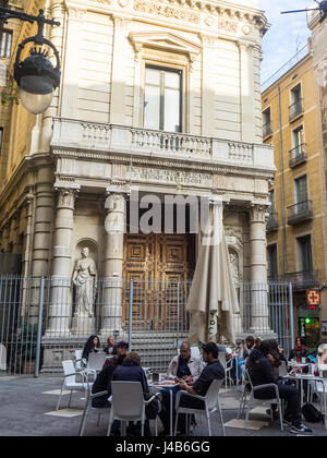 People al fresco dining in Placa de la Veronica, Gothic Quarter, Barcelona, Spain Stock Photo