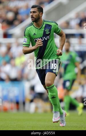 GRAZIANO PELLE SOUTHAMPTON FC SOUTHAMPTON FC ST JAMES PARK NEWCASTLE ENGLAND 09 August 2015 Stock Photo