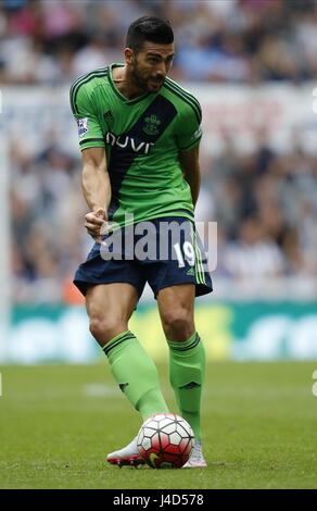 GRAZIANO PELLE SOUTHAMPTON FC SOUTHAMPTON FC ST JAMES PARK NEWCASTLE ENGLAND 09 August 2015 Stock Photo