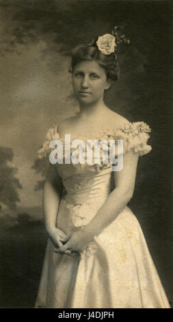 Antique c1910 photograph, a beautiful woman by The Misses Selby, of 872 Broadway in New York City, NY. SOURCE: ORIGINAL ENGRAVING. Stock Photo