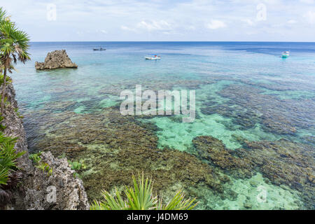 Dive boats near Black Rock, just off the Iron Shore of the Roatan barrier Reef in West Bay, Roatan, Honduras Stock Photo