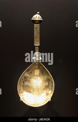 Lutherstadt Wittenberg, Germany. 12th May, 2017. The travel spoon of the reformer Martin Luther (1483-1546), photographed in Lutherstadt Wittenberg, Germany, 12 May 2017. The picture is part of a national special exhibition 'Luther! 95 treasures - 95 people', which can be seen at the Augusteum in Wittenberg. Objects which Luther owned personally, touched or looked at can be seen there. Photo: Peter Endig/dpa-Zentralbild/dpa/Alamy Live News Stock Photo