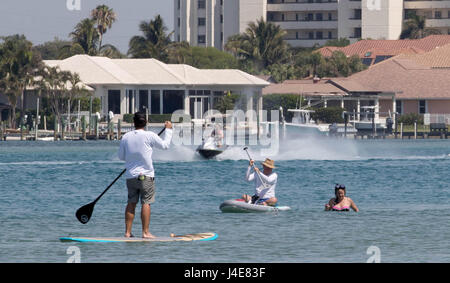 West Palm Beach, Florida, USA. 12th May, 2017. Paddle boarders, swimmers, snorkelers share the Intracoastal Waterway north of the Jupiter lighthouse. Boaters blame paddle boarders for getting in their way. Paddle boarders blast boaters for going too fast. Business people say they want to protect the environment. Politicians struggle for compromise. Welcome to the ongoing battle to regulate boat speeds on the Intracoastal Waterway in north Palm Beach county on May 12, 2017. Credit: Allen Eyestone/The Palm Beach Post/ZUMA Wire/Alamy Live News