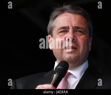 Duisburg, Germany. 13th May, 2017. Sigmar Gabriel, Vice Chancellor and Foreign Minister of Germany, speaks at the final SPD campaign rally for the North Rhine-Westphalia state elections in Duisburg, Germany, on May 12, 2017. (Xinhua/Luo Huanhuan) Credit: Xinhua/Alamy Live News Stock Photo