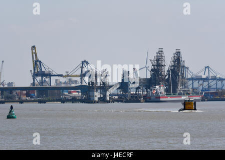 Tilbury Docks, on the River Thames in Essex, with cranes, cargo ship and tug. PACECO ESPAÑA cranes Stock Photo