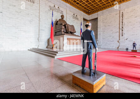 Soldiers stand guard at the Chiang-kai Shek Memorial Hall in Taipei, Taiwan Stock Photo