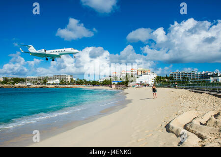 Airplane flying in the Princess Juliana International Airport of Maho Bay, Sint Maarten, West Indies, Caribbean, Central America Stock Photo