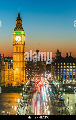 Big Ben (the Elizabeth Tower) and busy traffic on Westminster Bridge at dusk, London, England, United Kingdom, Europe Stock Photo