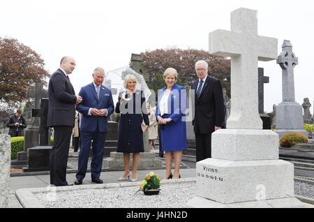 (Left-right) Conor Dodd shows the Prince of Wales, the Duchess of Cornwall, Minister for Arts, Heritage and the Gaeltacht Heather Humphreys and John Green the grave of Eamon De Valera at Glasnevin cemetery, Dublin in the Republic of Ireland. Stock Photo