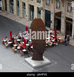 Jaume Pliensa's massive head sculpture, 'Sanna', in the Place de la Comedie, Bordeaux, France Stock Photo