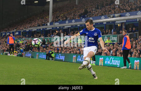 Everton's Leighton Baines crosses the ball during the Premier League match at Goodison Park, Liverpool. PRESS ASSOCIATION Photo. Picture date: Friday May 12, 2017. See PA story SOCCER Everton. Photo credit should read: Peter Byrne/PA Wire. RESTRICTIONS: EDITORIAL USE ONLY No use with unauthorised audio, video, data, fixture lists, club/league logos or "live" services. Online in-match use limited to 75 images, no video emulation. No use in betting, games or single club/league/player publications. Stock Photo