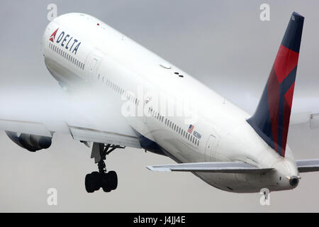 SHEREMETYEVO, MOSCOW REGION, RUSSIA - JULY 20, 2012: Delta airlines Boeing 767-400 N828MH taking off at Sheremetyevo international airport. Stock Photo