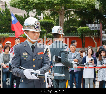 File:Two ROCA Soliders Wear Digital Camouflage Uniform in CKS Memorial Hall  Square 20140607.jpg - Wikimedia Commons