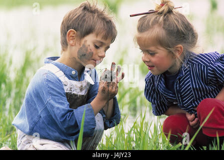 Children, meadow, boy, dirtily, girls, earthworm, point outside, summer, childhood, siblings, sister, brother, worm, look, curiosity, interest, experience, together, with each other, together, play, discover, discovery phase, curiously, adventures Stock Photo