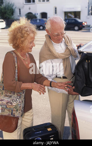 Car, senior citizen's couple, happily, boat, luggage, stow away outside, summer, roadside, passenger car, couple, senior citizen's couple, married couple, travel preparation, go away, vacation, holiday trip, together, with each other, lifestyle, tuning, positively, in a good mood, joy of life Stock Photo