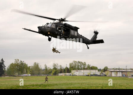 Oregon Air National Guard members from the 142nd Fighter Wing, 125th Special Tactics Squadron, conduct various hoist, rope and rappel training from a MH-60 Blackhawk, as part of ongoing operational readiness training, March 19, 2017, Portland Air National Guard Base, Ore. (U.S. Air National Guard photo by Tech. Sgt. John Hughel, 142nd Fighter Wing Public Affairs) Stock Photo