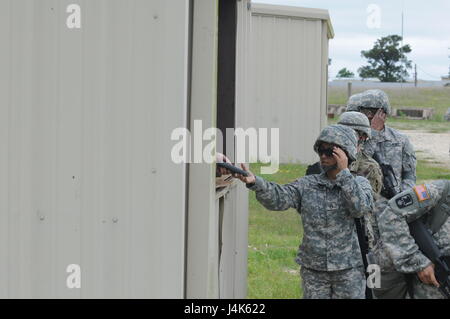 Soldiers from the Army Reserve's 75th Training Command Headquarters ...