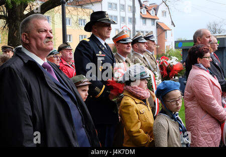 Mayor Zbigniew Włodkowski (left), Battle Group Poland Commander Lt. Col. Steven Gventer and other invited city officials participate in a memorial ceremony during Polish Constitution Day celebration in Orzysz, Poland May 3. Battle Group Poland soldiers participated in several patriotic-themed events in Gizycko and Orzysz May 1-3, 2017 to celebrate the Polish holiday season Majówka. (U.S. Army Photo by Spc. Kevin Wang/Released) Stock Photo