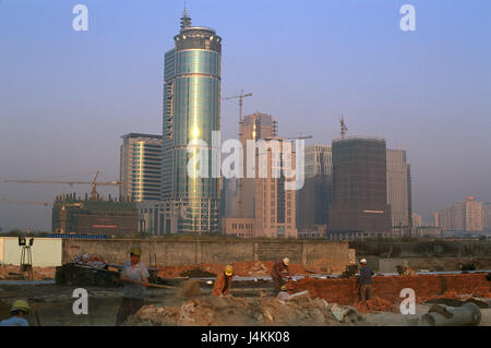 China, Guangdong Province, Shenzhen, town view, high rises, men at work, worker Asia, Eastern Asia, South China, city, economy, building industry, building contractor, construction phase, architecture, work, job market, worker, men, construction workers, hazy, damp Stock Photo