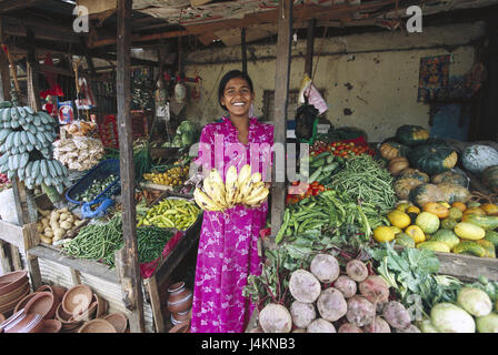 Sri Lanka, Dambulla, market, woman, sales, fruit, vegetables, no model release! South Asia, island, island state, Central Province, economy, food, market stall, products, product, fruit stall, vegetable state, shop assistant, smile, bananas Stock Photo