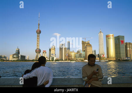 China, Shanghai, Pudong, skyline, Oriental Pearl Tower, people, no model release! Asia, Eastern Asia, town, city, high rises, buildings, Financial District, architecture, distant registration tower, television tower, 468 m high, builds in 1994, landmarks, place of interest, Hunagpu River, couple, arm in arm, back view, lookout, man, mobile phone Stock Photo