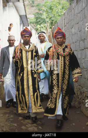 The Comoro Archipelago, island Anjouan, Mutsamudu, wedding ceremony, bridegroom, no model release! Africa, Indian ocean, island state, Nzwani, wedding, marriage, ceremony, ritual, tradition, men, non-whites, swarthy, clothes, caftan, casing, court dress, grace note, splendidly, turban, headgear, traditionally, headgear, culture, outside Stock Photo