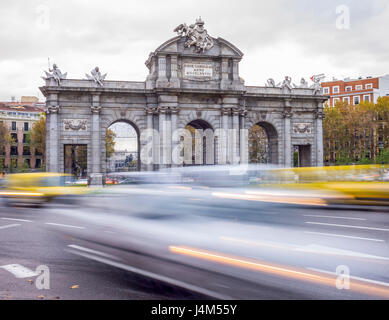 Puerta de Alcalá en la ciudad de Madrid, España. Stock Photo