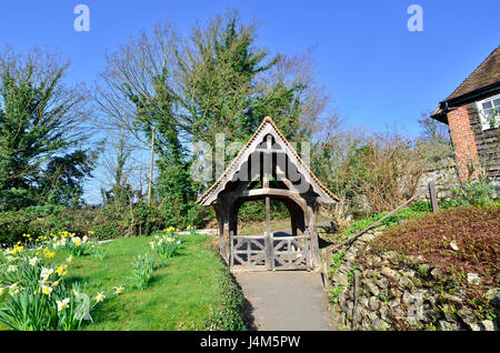 Boughton Monchelsea village, Kent, England. St Peter's Church yard - 16thC (or earlier) lychgate. Grade II listed building Stock Photo