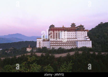 China, Hebei Province, Chengde, temple attachment, dusk Asia, Eastern Asia, Nordostchina, place of interest, culture, architecture, building, builds in 1703-1792, imperial summer residence, Sommerbergvilla, the biggest imperial garden, the biggest temple attachment, Qing dynasty, Puning temple, 'temple of the 'gigantic Buddha', Potaraka Doctrine, UNESCO-world cultural heritage, dusk Stock Photo