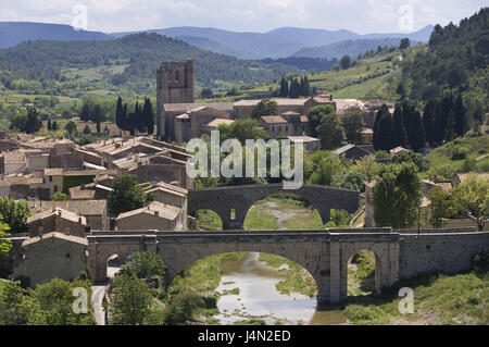 France, Languedoc-Roussillon, Lagrasse, town view, bridges, abbey Saint D Orbieu, scenery, Europe, the South of France, destination, place, scenery, wine-growing area, building, houses, architecture, arched bridge, stone bridge, cloister town, Corbieres, view, river, tower, mountains, Benedictine's abbey, Stock Photo