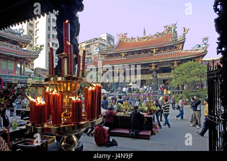 Taiwan, Taipeh, Longshan temple, believers, no model release, Asia, Eastern Asia, town, capital, building, temple building, architecture, faith, religion, Buddhism, person, outside, skyers, Stock Photo