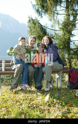 Family, walk, saddle, sit, break, family picture, model released, people, parents, adults, children, siblings, son, subsidiary, brother, sister, mother, father, young, mountains, pause, rest, happily, Outdoor, leisure time, sport, health, vacation, together, happily, family luck, four, whole body, Stock Photo