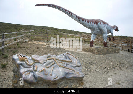 Life size replica of Baryonyx dinosaur. Replica of Hypsilophodon dinosaur skeleton.  La Era del Peladillo site in IGEA village, La Rioja, Spain. Stock Photo