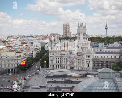 a view from above of a banner flying from Madrid city Hall council building stating that refugees welcome, Spanish flag flying, Spainroof Stock Photo