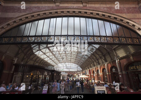 Great Britain, England, Berkshire, Windsor royal shopping Arcade, tourists, no model release, Stock Photo