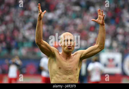Leipzig, Germany. 13th May, 2017. Bayern's Arjen Robben celebrates after the German Bundesliga soccer match between RB Leipzig and Bayern Munich at the Red Bull Arena in Leipzig, Germany, 13 May 2017. (EMBARGO CONDITIONS - ATTENTION: Due to the accreditation guidlines, the DFL only permits the publication and utilisation of up to 15 pictures per match on the internet and in online media during the match.) Photo: Hendrik Schmidt/dpa-Zentralbild/dpa/Alamy Live News Stock Photo