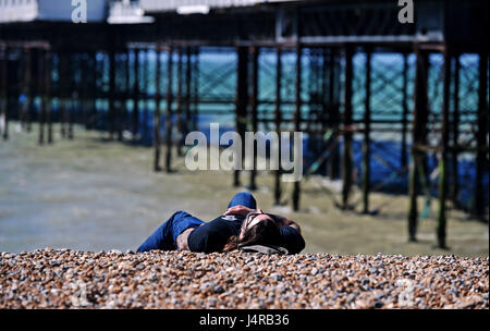 Brighton, UK. 14th May, 2017. A beautiful sunny morning on Brighton beach with temperatures expected to reach over 20 degrees celsius later in the day . Credit: Simon Dack/17�Թ����� Live News Stock Photo