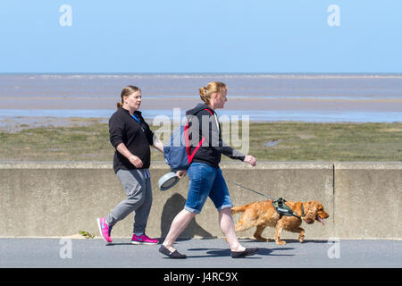Southport, Merseyside, 14th May 2017. UK Weather.  A hot & sunny day over the north west of England as tourists flock to the traditional seaside resort of Southport in Merseyside.  Highs of 20˚C and continued sunny spells bring holidaymakers out for the day.  Credit: Cernan Elias/Alamy Live News Stock Photo