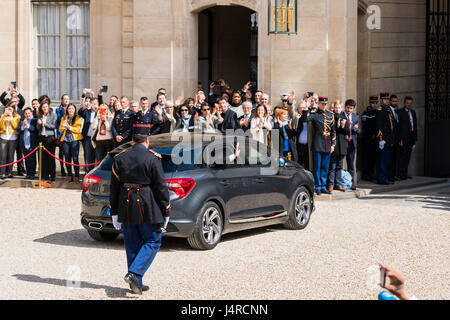 Paris, France. 14th May, 2017. Francois Hollande leaves the Elysee Palace. Emmanuel Macron inauguration as france's new president at the Elysée Palace in Paris , France, on May 14 2017. Credit: Phanie/Alamy Live News Stock Photo