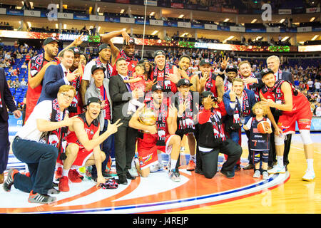 O2 Arena, London, Uk, 14th May 2017.  The winners, Leicester Riders, with their trophy. Leicester Riders win 84-63.. Tensions ran high at the BBL basketball  Playoff Final 2017 between Cup winners Newcastle Eagles and Leicester Riders. Credit: Imageplotter News and Sports/Alamy Live News Stock Photo