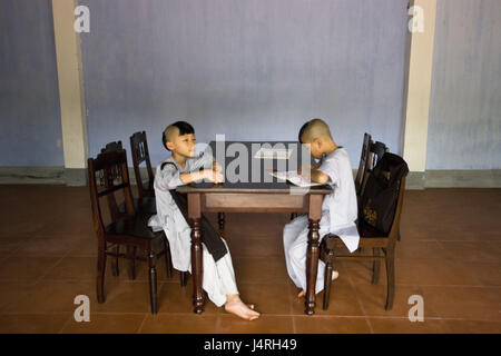 Vietnam, Gee up, Thien Mu Pagode, school children, Stock Photo