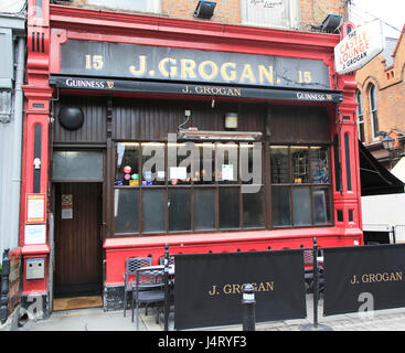 Grogans pub, The Castle Lounge bar, South William Street, city centre Dublin, Ireland, Irish Republic Stock Photo