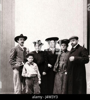 The Steins in the courtyard of 27 rue de Fleurus, ca. 1905. From left  Leo Stein, Allan Stein, Gertrude Stein, Theresa Ehrman, Sarah Stein, Michael Stein,The Bancroft Library, University of California, Berkeley Stock Photo