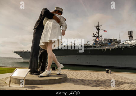 Giant Sailor Statue Embracing and Kissing Nurse Girlfriend.  War Monument in front of USS Midway Maritime Museum San Diego Harbour California USA Stock Photo